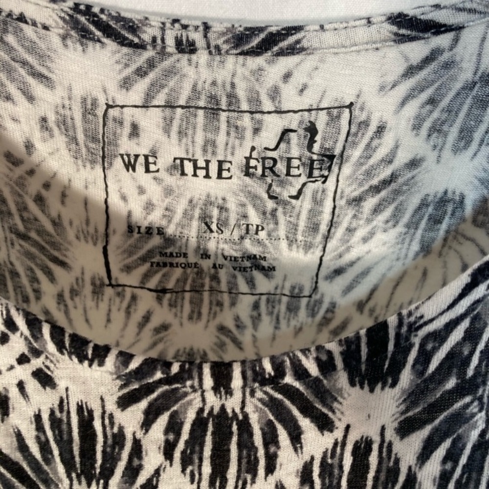 ✨We The Free flowy printed cold shoulder blouse - Picture 3 of 10